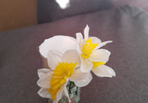 Wiosenny Kwiaty w wazonie, wykonała Hania W. z gr. Słoneczek